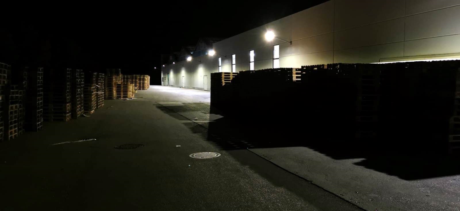 Außenbeleuchtungsanlage an der NÖM-Molkerei, bei Nacht erleuchtet